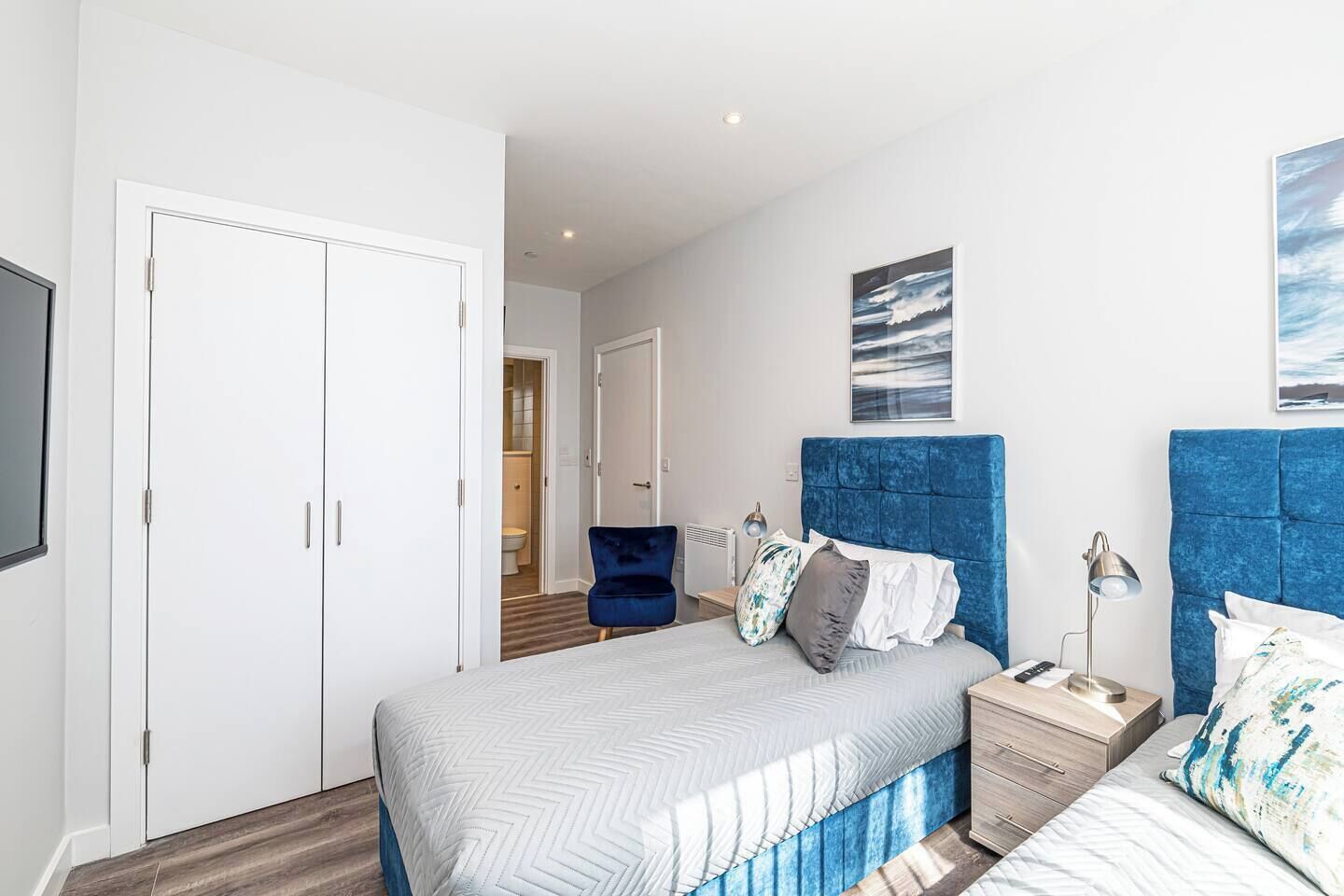 Desk, iron/ironing board, WiFi, bed sheets