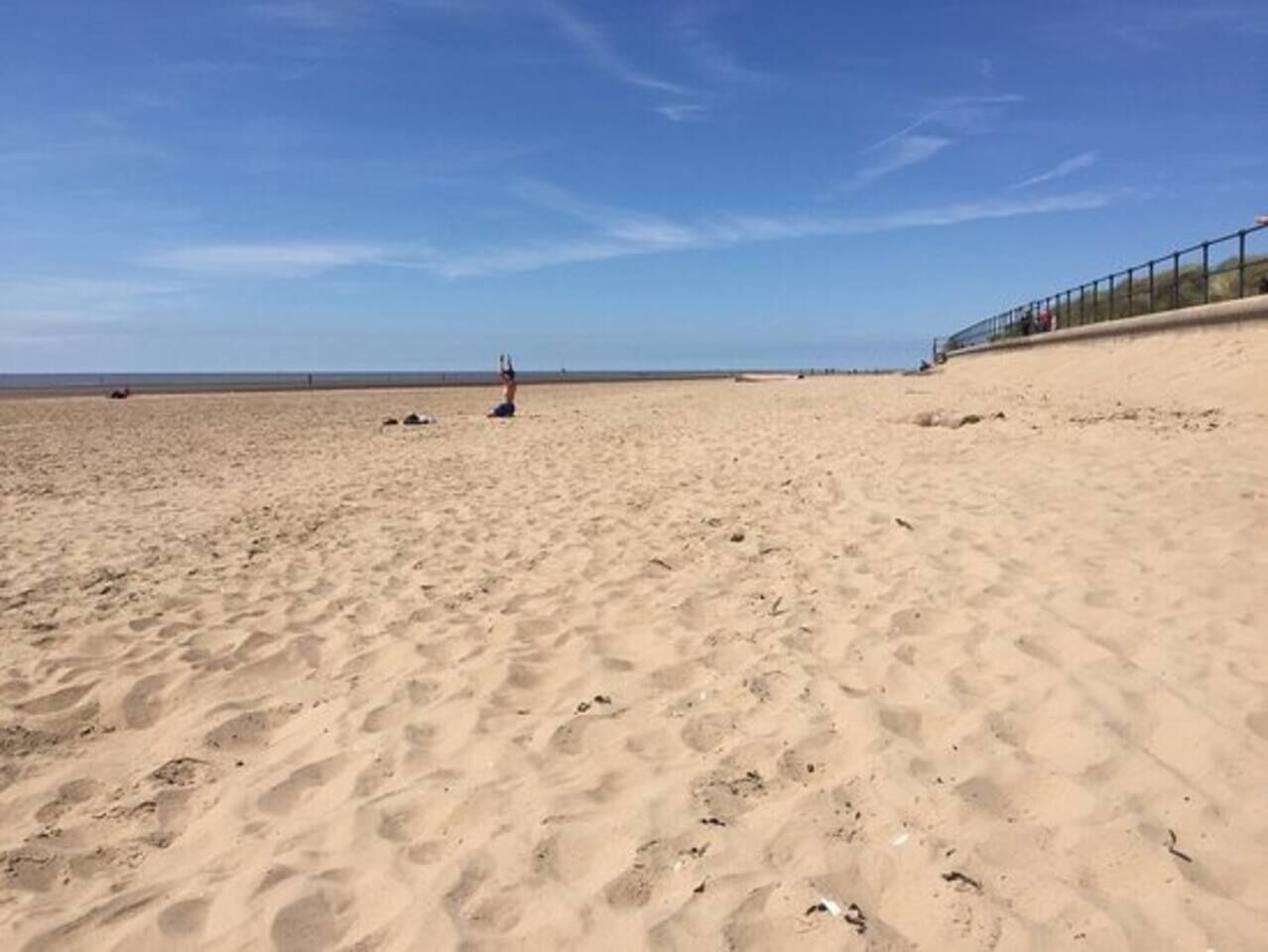 Una platja sorrenca amb un cel serè.