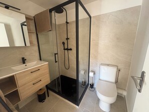 Bathroom - Vrbo Property (Avignon)