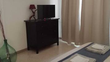 Tabla de planchar con plancha, wifi y ropa de cama