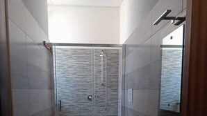 Dusche, Haartrockner, Bidet, Handtücher