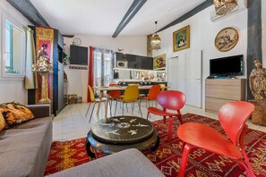 Un salon comprenant un canapé, une table basse et un coin repas avec des chaises et une table.