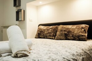 Tabla de planchar con plancha, wifi y ropa de cama 