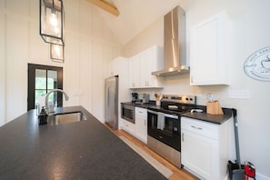 Private kitchen - Kalozs Cabin 2 | Hocking Hills, Hot Tub, Game Room (New Plymouth)