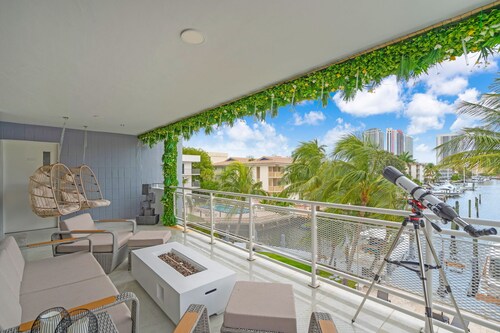 Waterfront Luxe Condo Close to Beach
