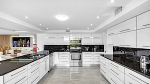 Departamento de lujo, balcón, vista al lago | Cocina privada