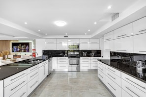 Departamento de lujo, balcón, vista al lago | Cocina privada | Cafetera y tetera 