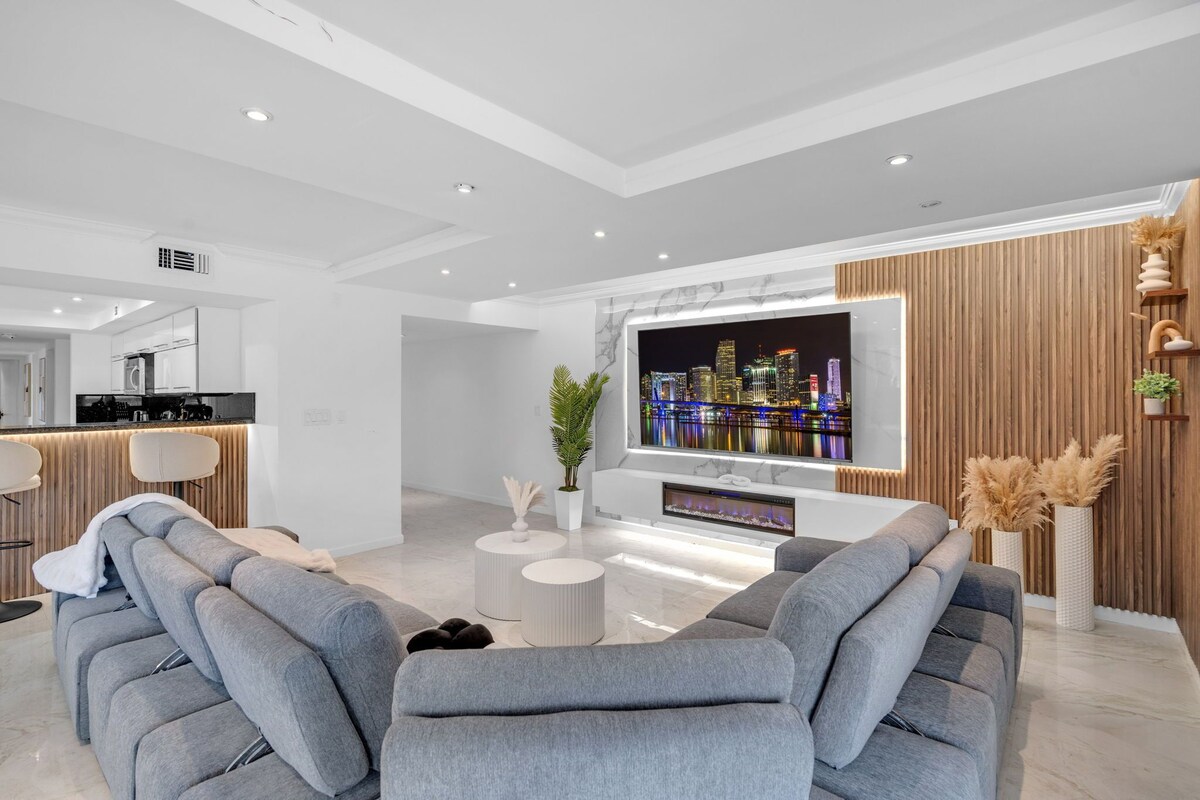 Departamento de lujo, balcón, vista al lago | Sala de estar