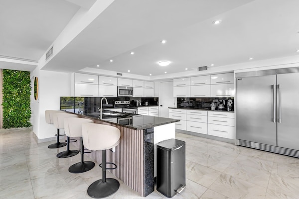 Luxury Apartment, Balcony, Lake View | Private kitchen | Coffee/tea maker