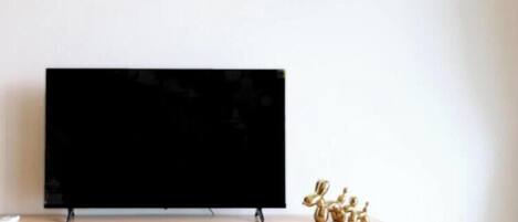Departamento, 3 habitaciones | Área de sala de estar | Smart TV de 42 pulgadas con canales por cable