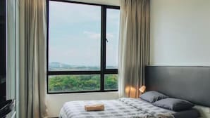 Ein Schlafzimmer mit gro ßem Fenster, einem Bett mit Kopfteil und einem Nachttisch mit Lampe.
