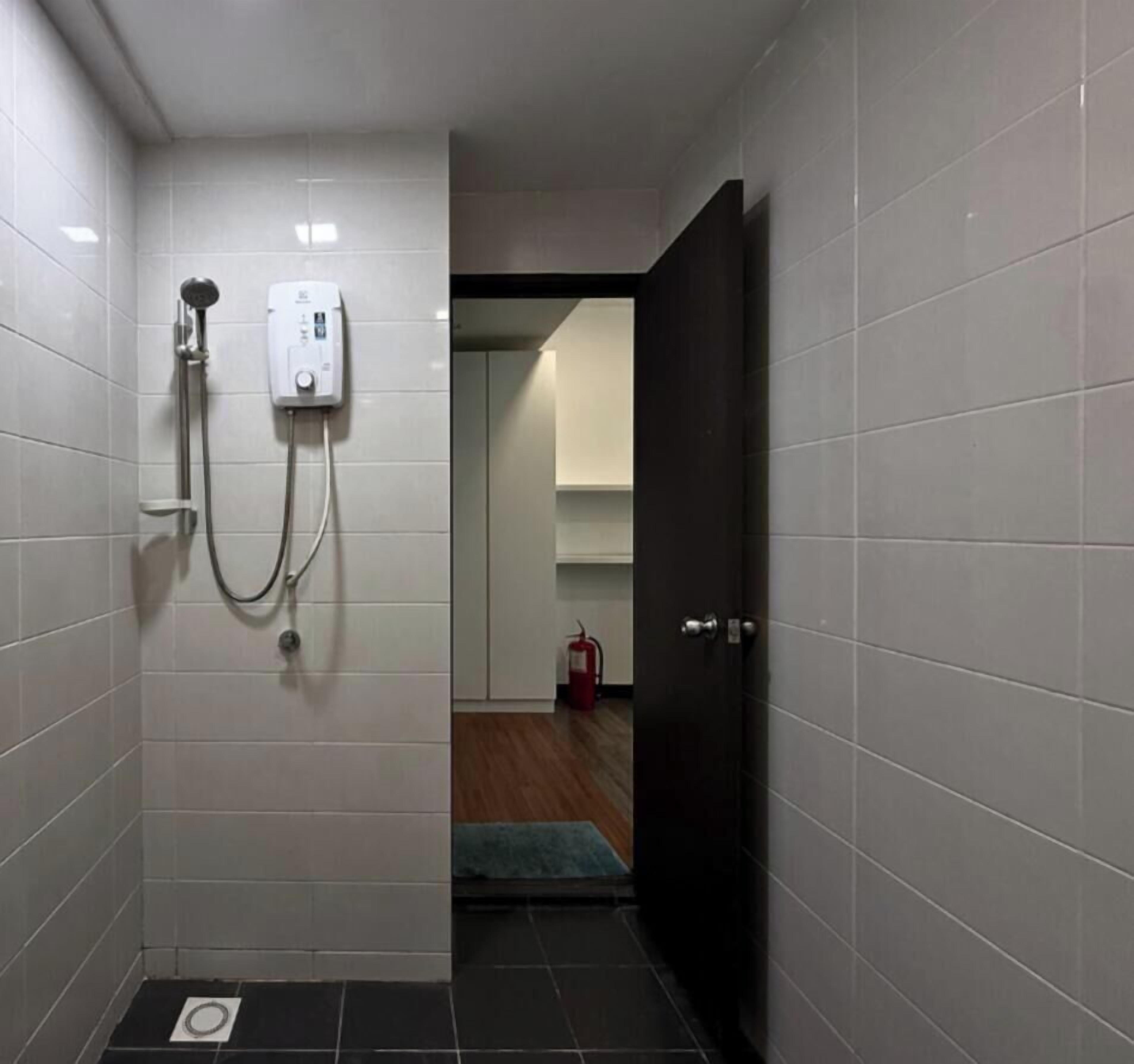 Deluxe Apartment | Bathroom | Shower, towels