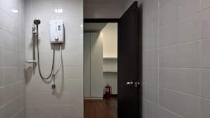 Deluxe-Apartment | Badezimmer | Dusche, Handtücher