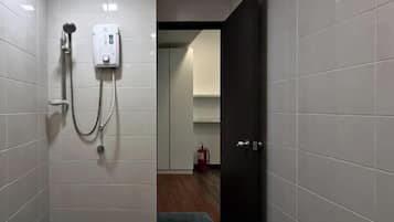Deluxe Apartment | Bathroom | Shower, towels