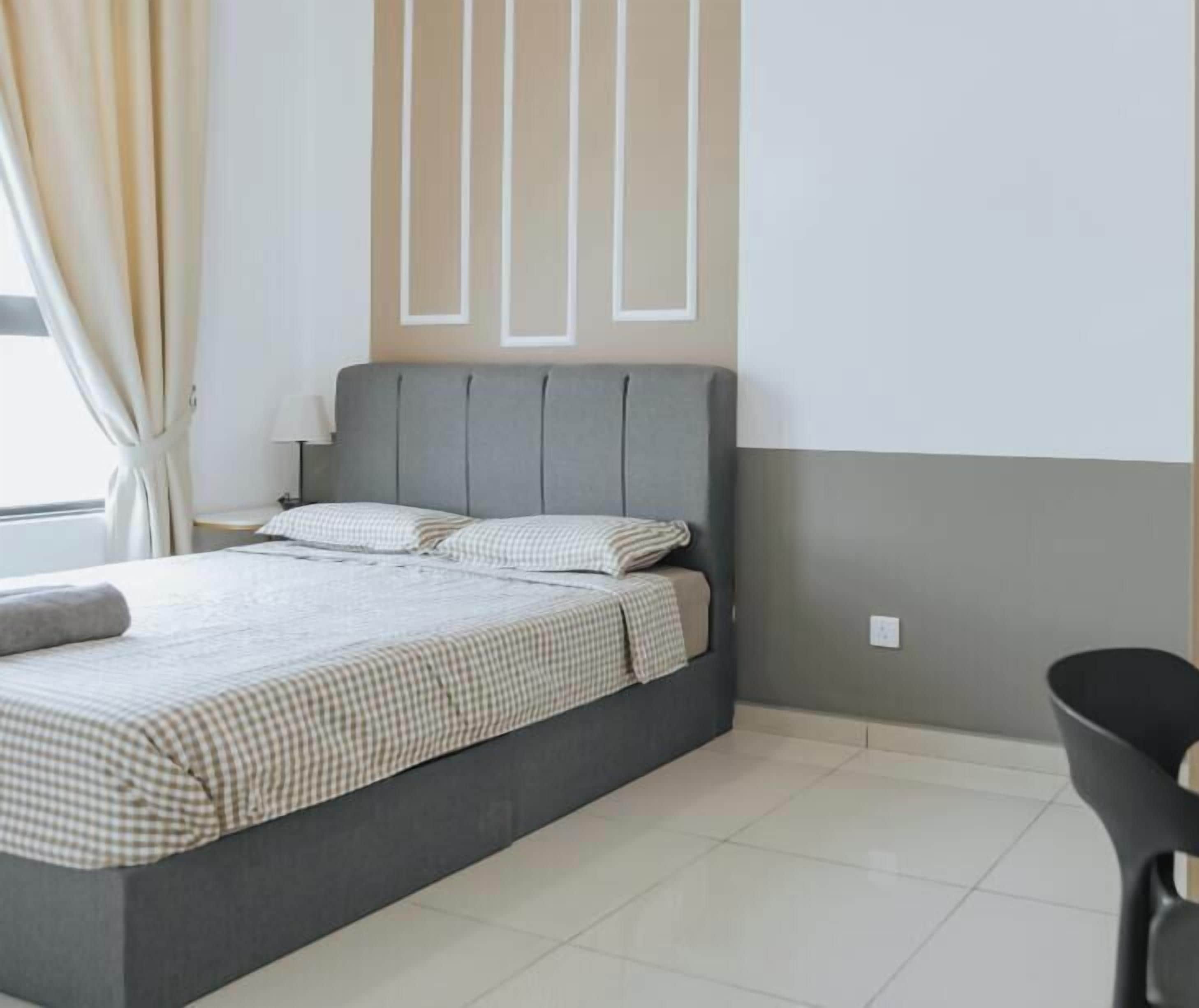 Une chambre à coucher avec un lit, une table de chevet, une lampe et une chaise.