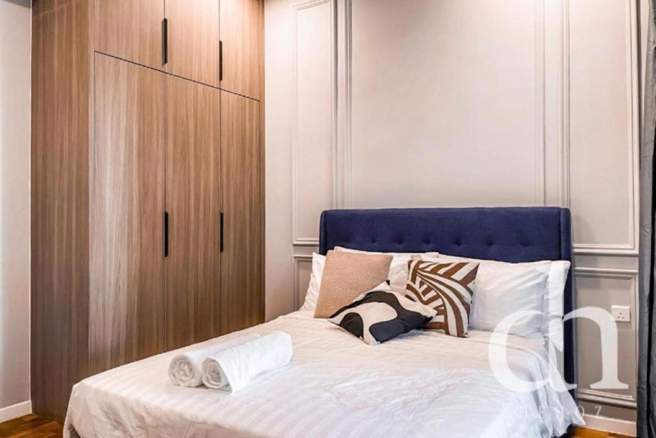 Habitación de hotel con cama, armario y una pared con paneles.