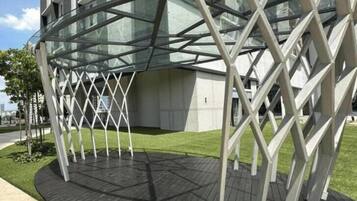 Edifício moderno com estrutura de vidro e metal.