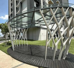 Edifício moderno com estrutura de vidro e metal.