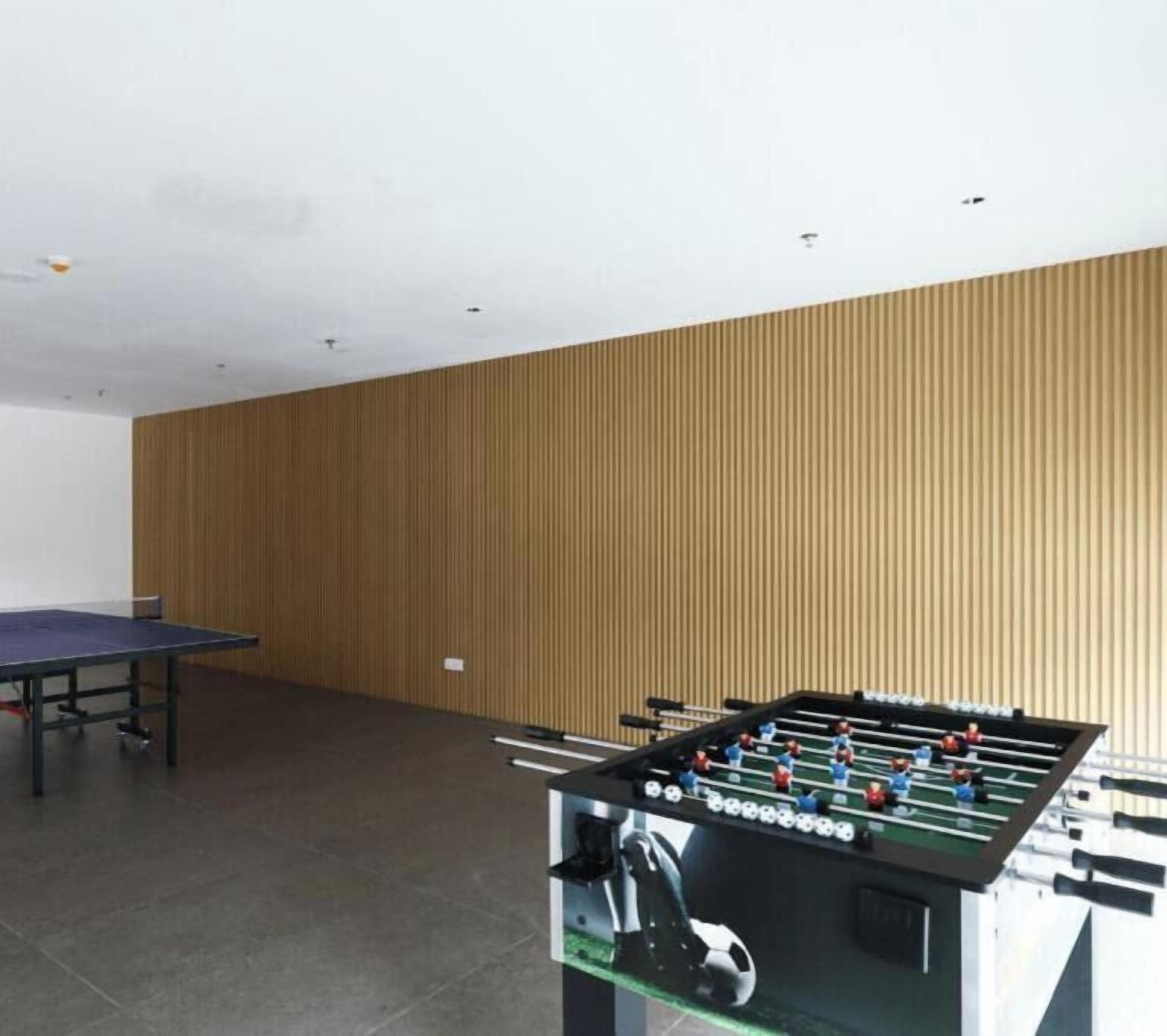 Una habitación con mesa de futbolín y mesa de ping pong.