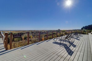 A wooden deck with metal chairs and a sign about ecological reasons to keep off the dunes. - Sunset Rentals | Island Club 3302 (Hilton Head Island)