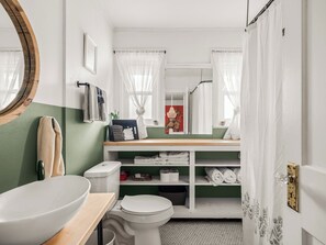 Sèche-cheveux, serviettes fournies, savon, papier toilette