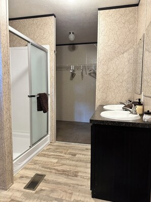 Dusche, Handtücher, Seife, Toilettenpapier
