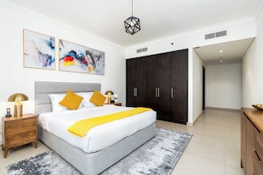 Apartemen Deluks, balkon, pemandangan pelabuhan | Brankas, tirai kedap cahaya, setrika/meja setrika, dan Wi-Fi gratis