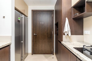 Apartemen Deluks, balkon, pemandangan pelabuhan | Dapur pribadi | Mesin espresso, mesin pembuat kopi/teh, dan ketel listrik
