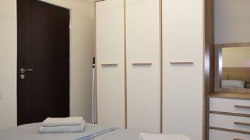 1 bedroom, in-room safe, desk, iron/ironing board