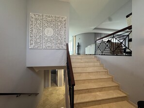 A staircase with a patterned wall panel and a statue. - Villa Elysian, Amazing 5 BR house with AC and private pool 100m from golf club. (Benahavís)