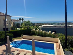 A swimming pool with a view of the sea and a cityscape in the background. - Villa Elysian, Amazing 5 BR house with AC and private pool 100m from golf club. (Benahavís)