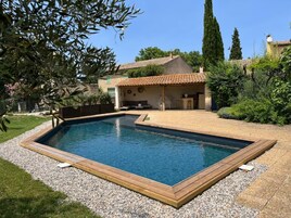 Piscina externa sazonal, funciona das 9h às 19h, guarda-sóis