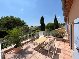 Suíte conforto, vista para o jardim | Opções para refeição ao ar livre
