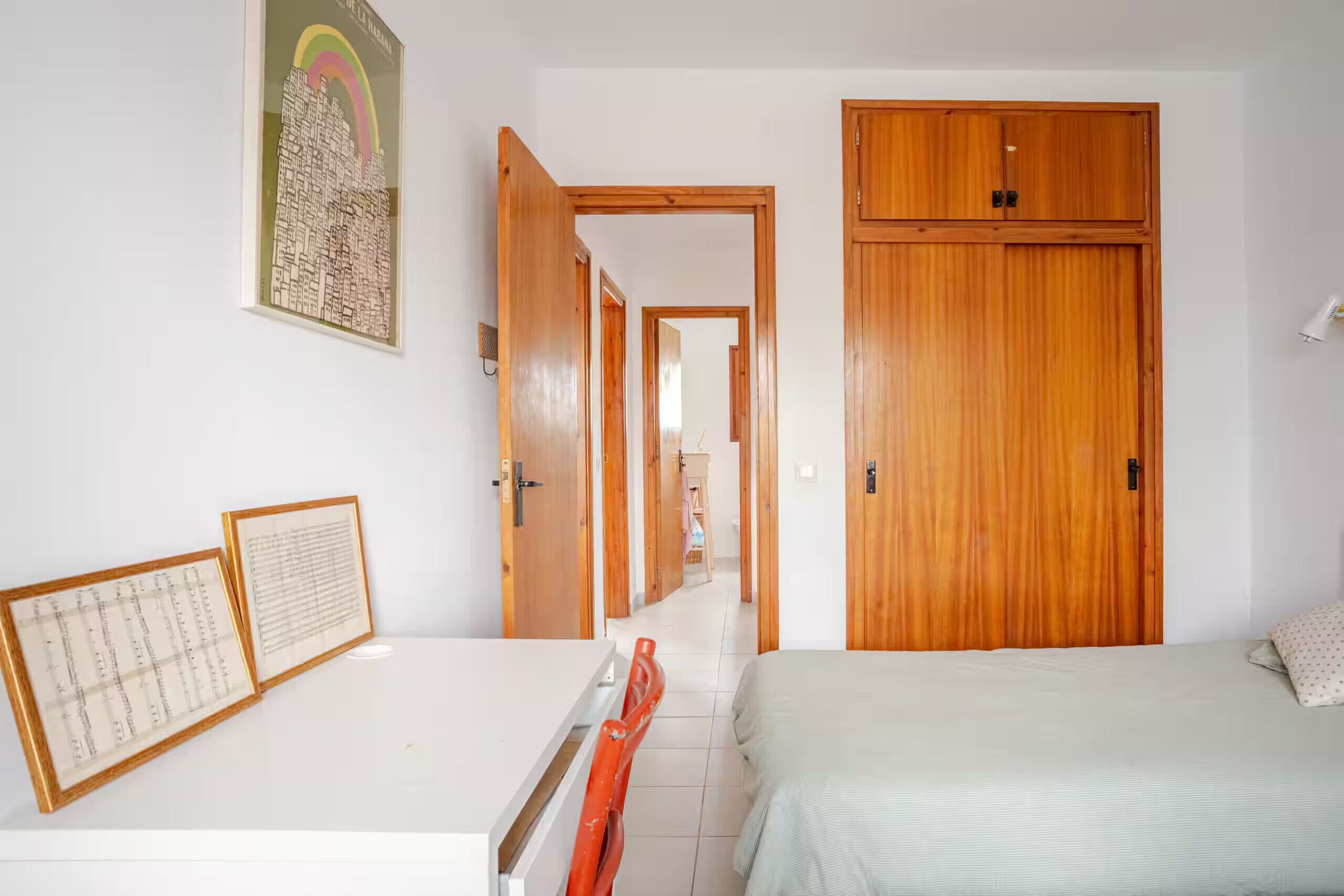 Iron/ironing board, WiFi (free), bed sheets
