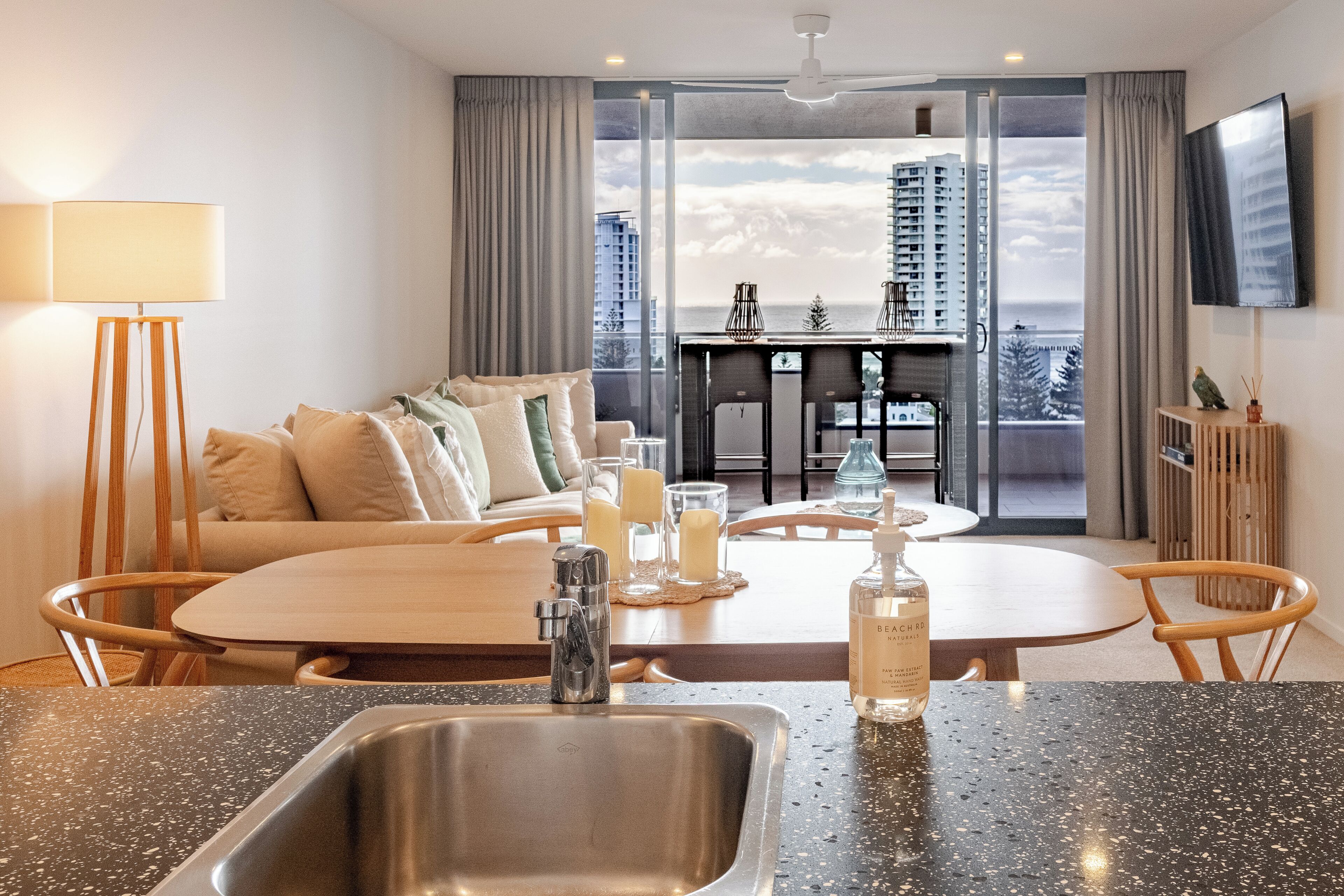 Modern Living, Prime Location, Everything Within Easy Reach - Broadbeach Stay. - Gold Coast