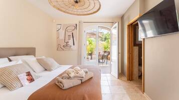 Deluxe tweepersoonskamer, schoonmaakservice, uitzicht op tuin | Een kluis op de kamer, gratis wifi