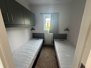 Tabla de planchar con plancha, wifi, ropa de cama