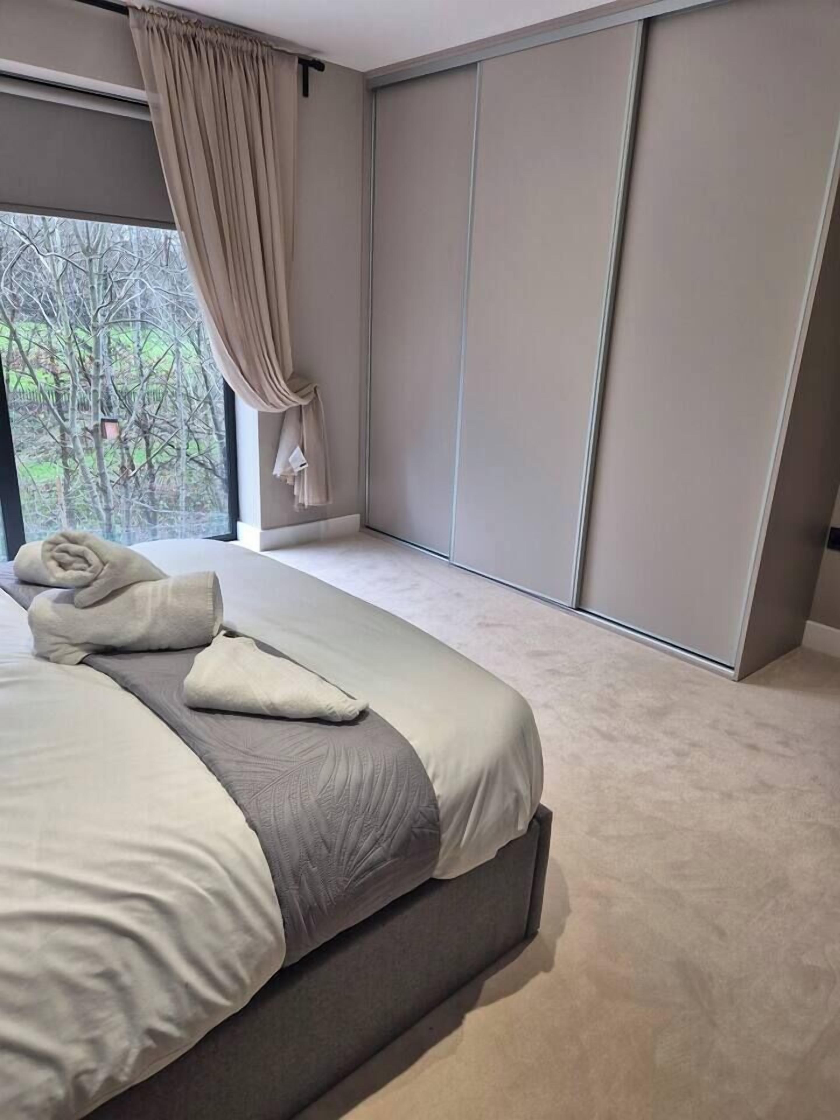 Desk, iron/ironing board, travel cot, WiFi
