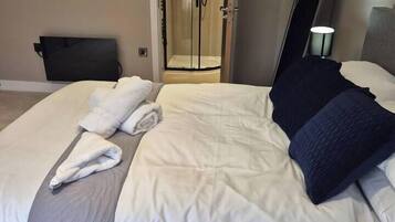 Desk, iron/ironing board, travel cot, WiFi