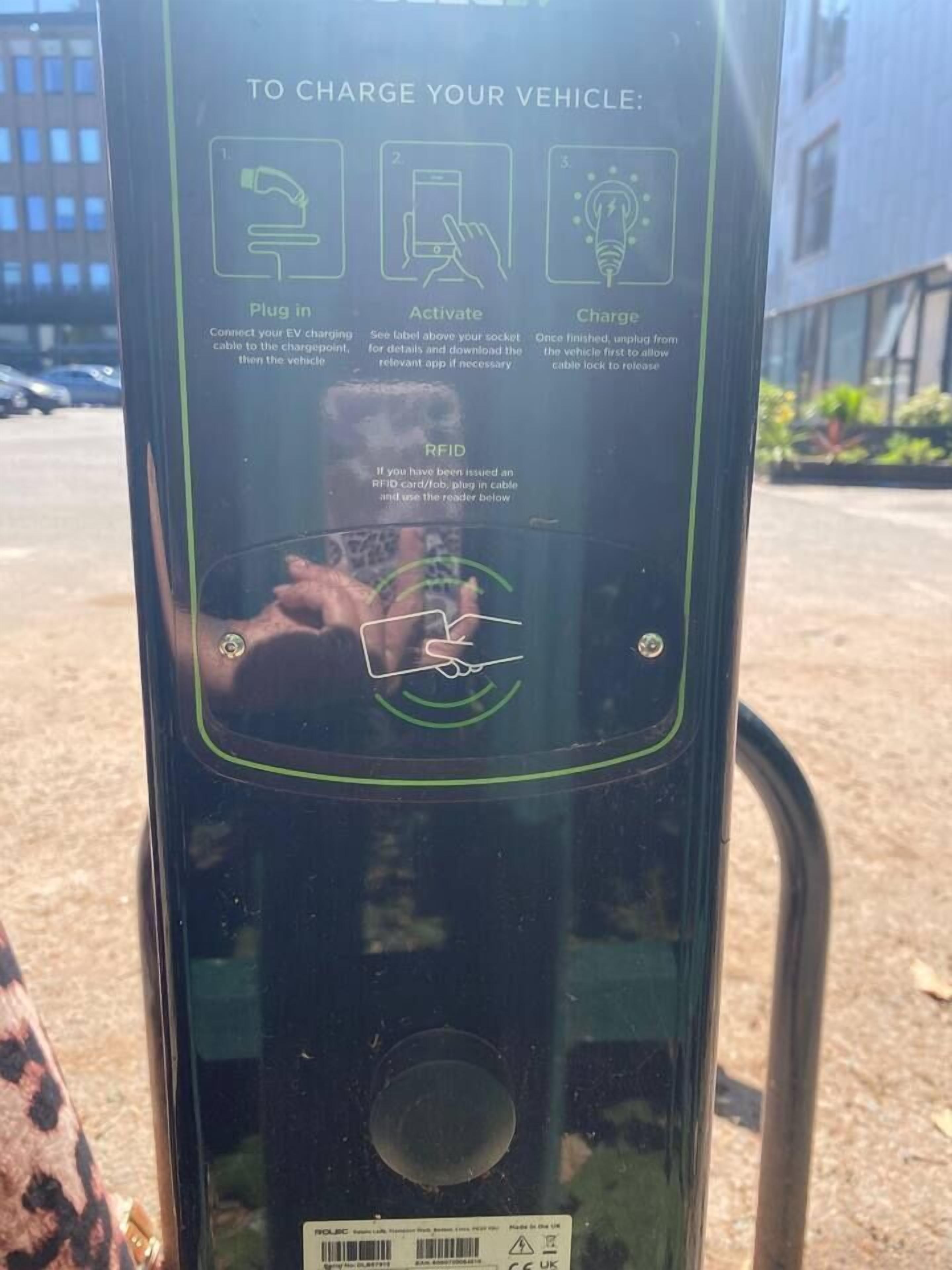 Een laadstation met instructies voor het opladen van een elektrische auto.