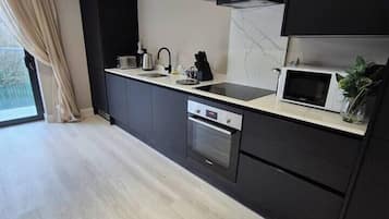 Coffee/tea maker, fridge, microwave, oven