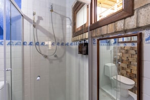 Phòng đôi Tiêu chuẩn | Phòng tắm | Buồng tắm vòi sen, khăn tắm, xà phòng, dầu gội 