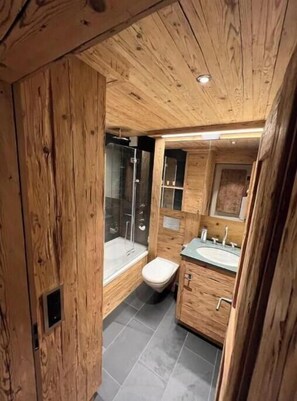 Shower, hair dryer - Vrbo Property (Zweisimmen)