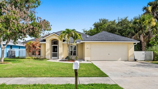 Exterior - Right Direction Rentals Carlton Coastal Cottage (Fort Pierce)