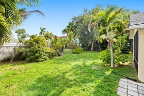 Property grounds - Right Direction Rentals Carlton Coastal Cottage (Fort Pierce)