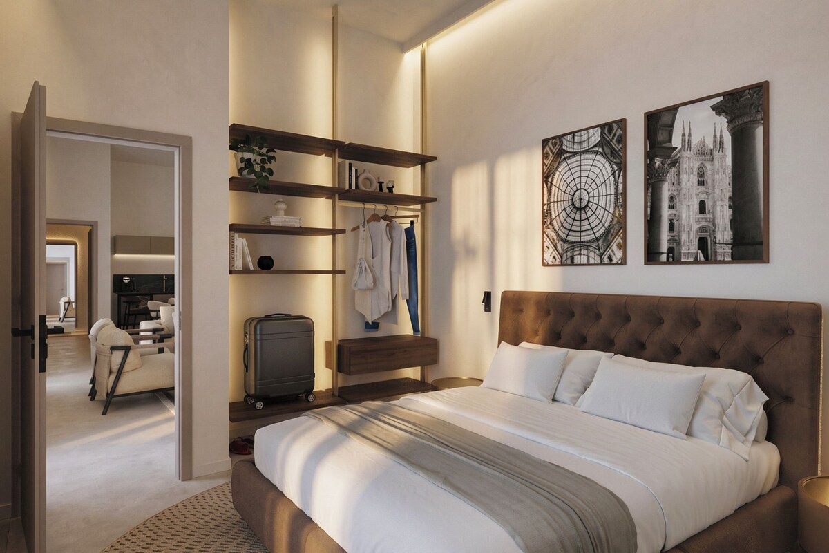 Ein Hotelzimmer mit Bett, Schrank, Schreibtisch und Stuhl.