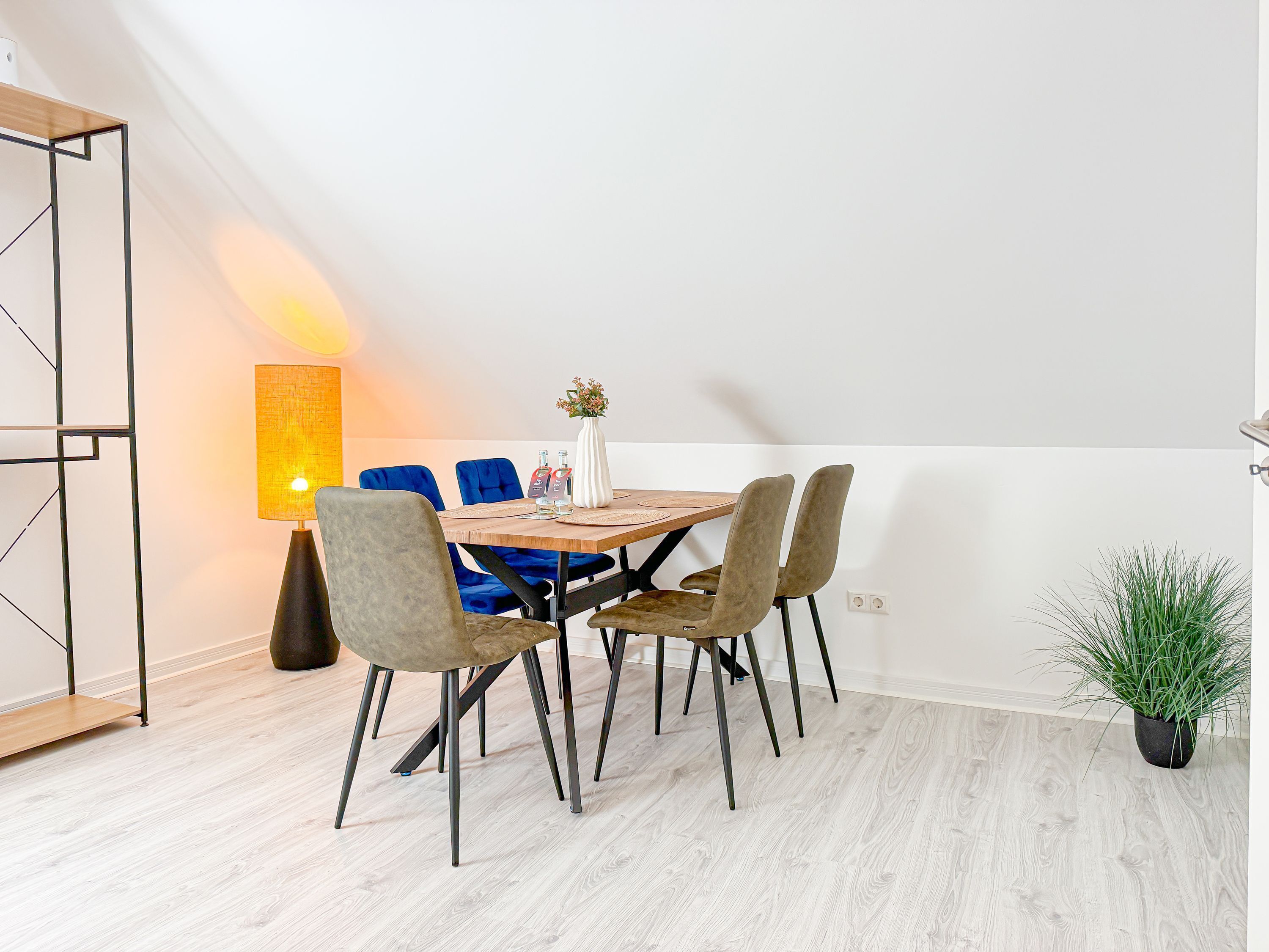 Huoneisto, näköala puutarhaan | Ruokailu