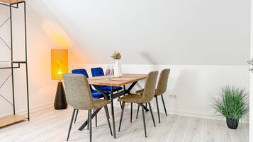 Huoneisto, näköala puutarhaan | Ruokailu