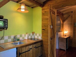 Fridge, microwave, stovetop, electric kettle - Le Morne Aux Fous - La Source - Cabin & Tropical Garden (Deshaies)