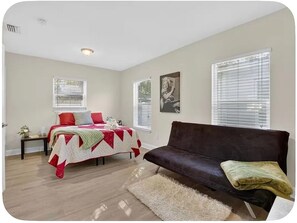 Unclassified image, 5 of 10, button - Cozy Retreat Mins To Riverwalk, TGH, RJS, UTampa, TPA, Beach (Tampa)